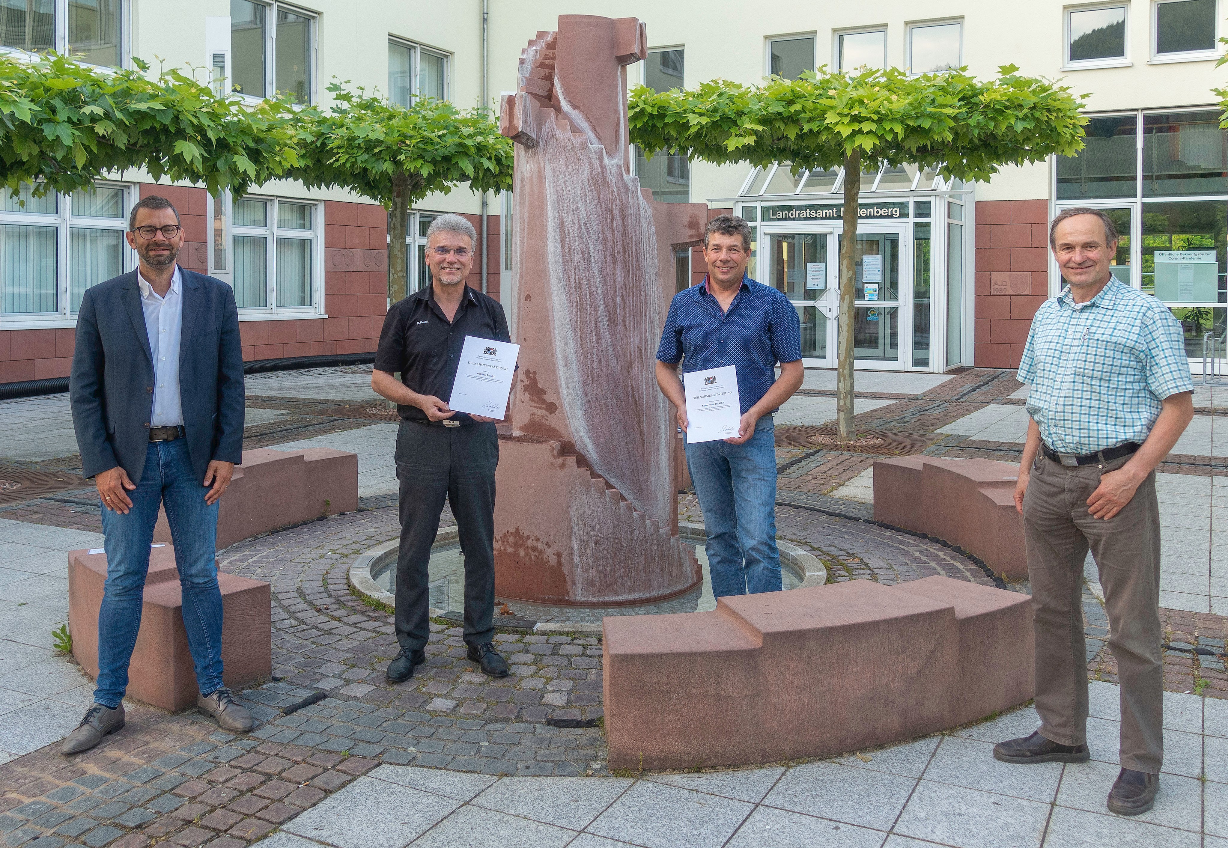 Freude über die Auszeichnung einer gelungenen Kooperation mit (von links) Landrat Jens-Marco Scherf, Matthias Meidel (Kreisvorsitzender der Imker Miltenberg-Obernburg), Matthias Ullmer (Ullmer & Ott GbR) sowie Bernhard Schwab (Bereichsleiter Landwirtschaft am Amt für Ernährung, Landwirtschaft und Forsten).