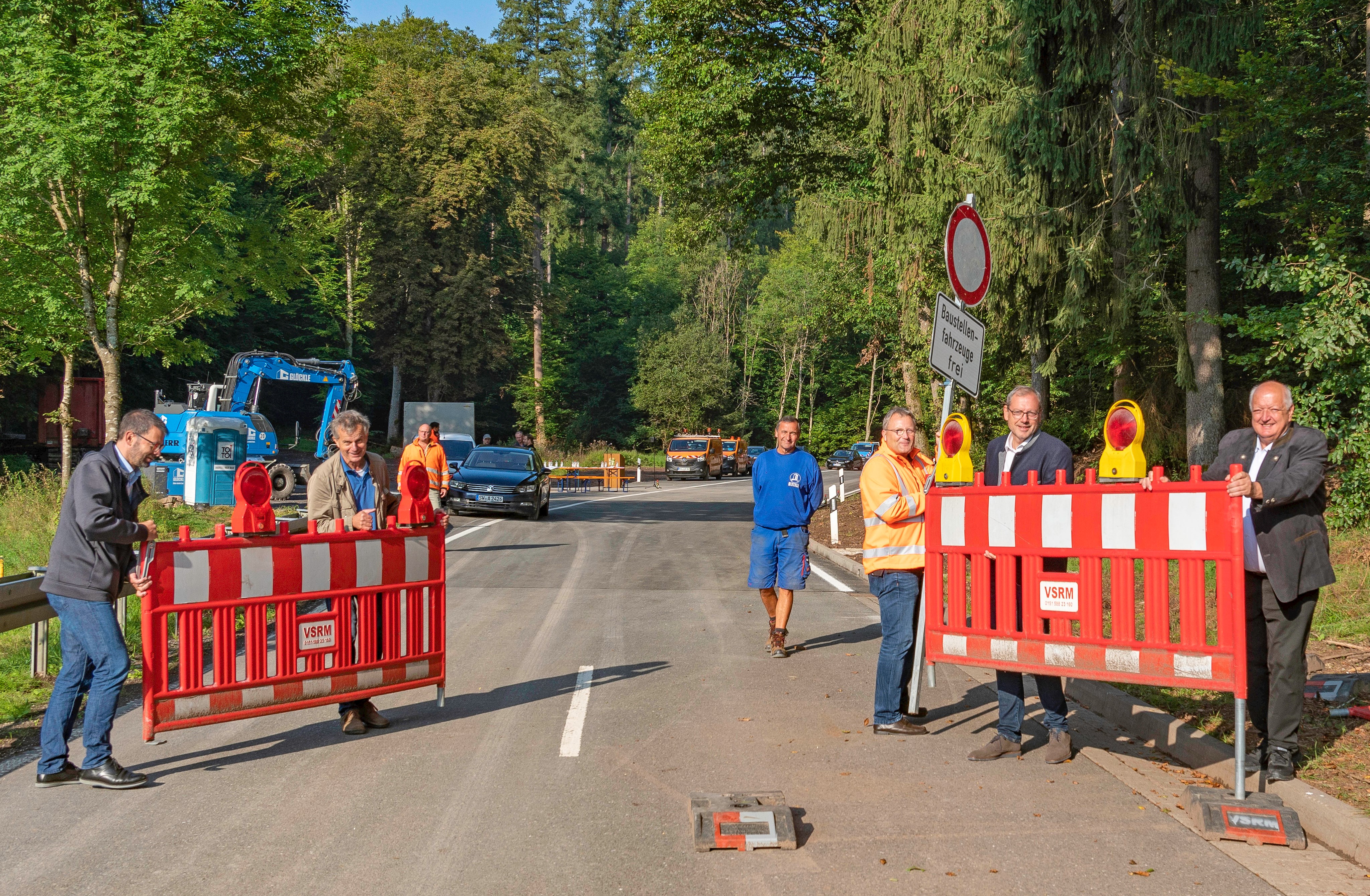 Freie Fahrt heißt es seit Freitag auf der Kreisstraße zwischen Altenbuch und dem Landkreis Aschaffenburg. Landrat Jens Marco Scherf, Richard Kraus (Firma Glöckle), Klaus Schwab (Leiter Staatliches Bauamt), Bezirksrat Thomas Zöller und Altenbuchs Bürgermeister Andreas Amend (von links) räumten die Sperren weg und machten den Weg für den Verkehr frei.