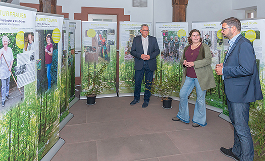 Es gibt viel zu sehen in der Ausstellung „Frauen & Wald“, die in den nächsten Wochen in Miltenberg, Preunschen und Amorbach gezeigt wird. Landrat Jens Marco Scherf (rechts) und Amorbachs Bürgermeister Peter Schmitt ließen sich von Anika Weisbrod die Ausstellung zeigen.