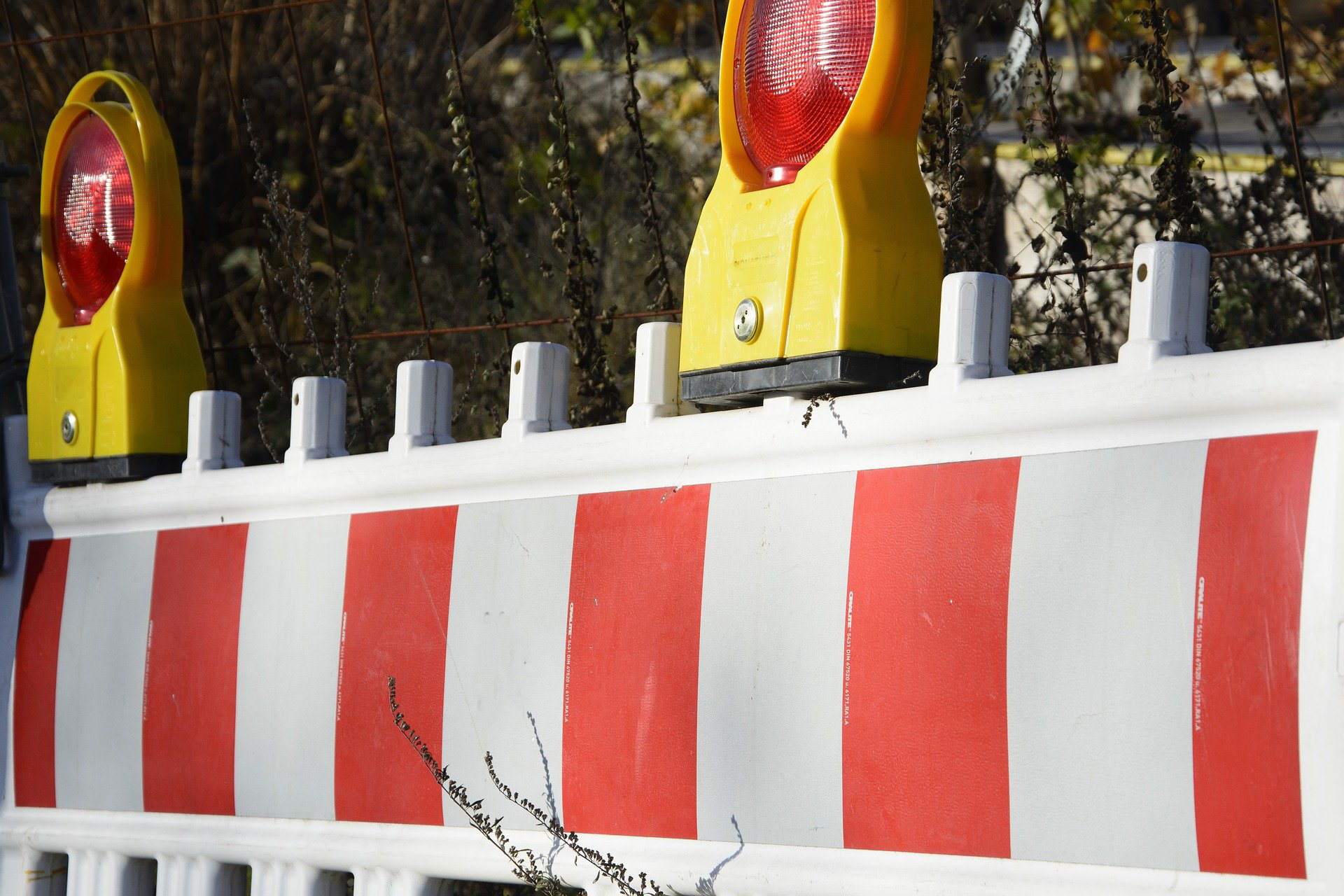 Halbseitige Sperrung der Fahrbahn der Bahnbrücke in Elsenfeld und Vollsperrung der Glanzstoffstraße