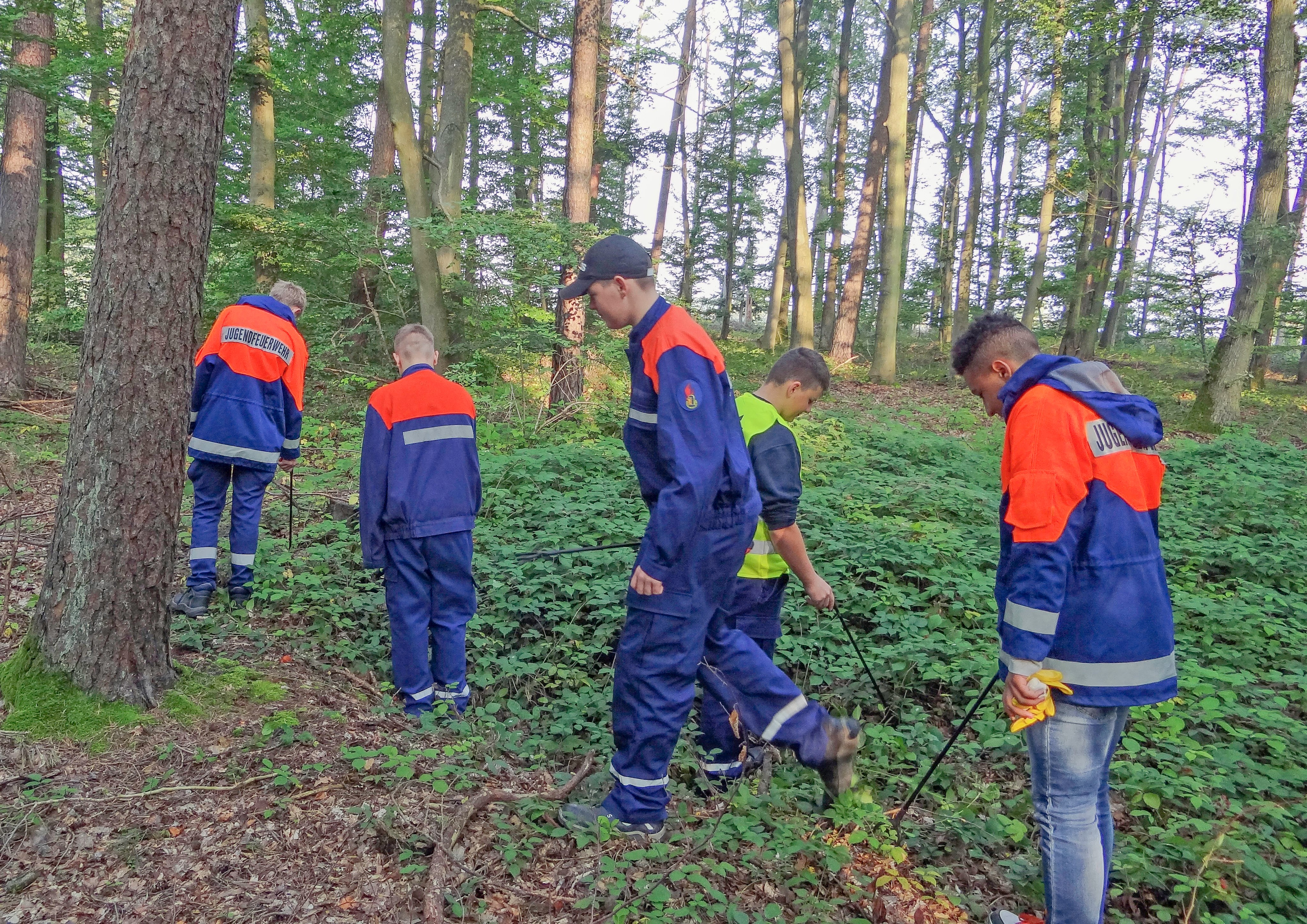 Zu den zahlreichen Sammler*innen gehörten auch diese Mitglieder der Jugendfeuerwehr Roßbach, die neben der Kreisstraße viel Unrat entdeckten und einsammelten.