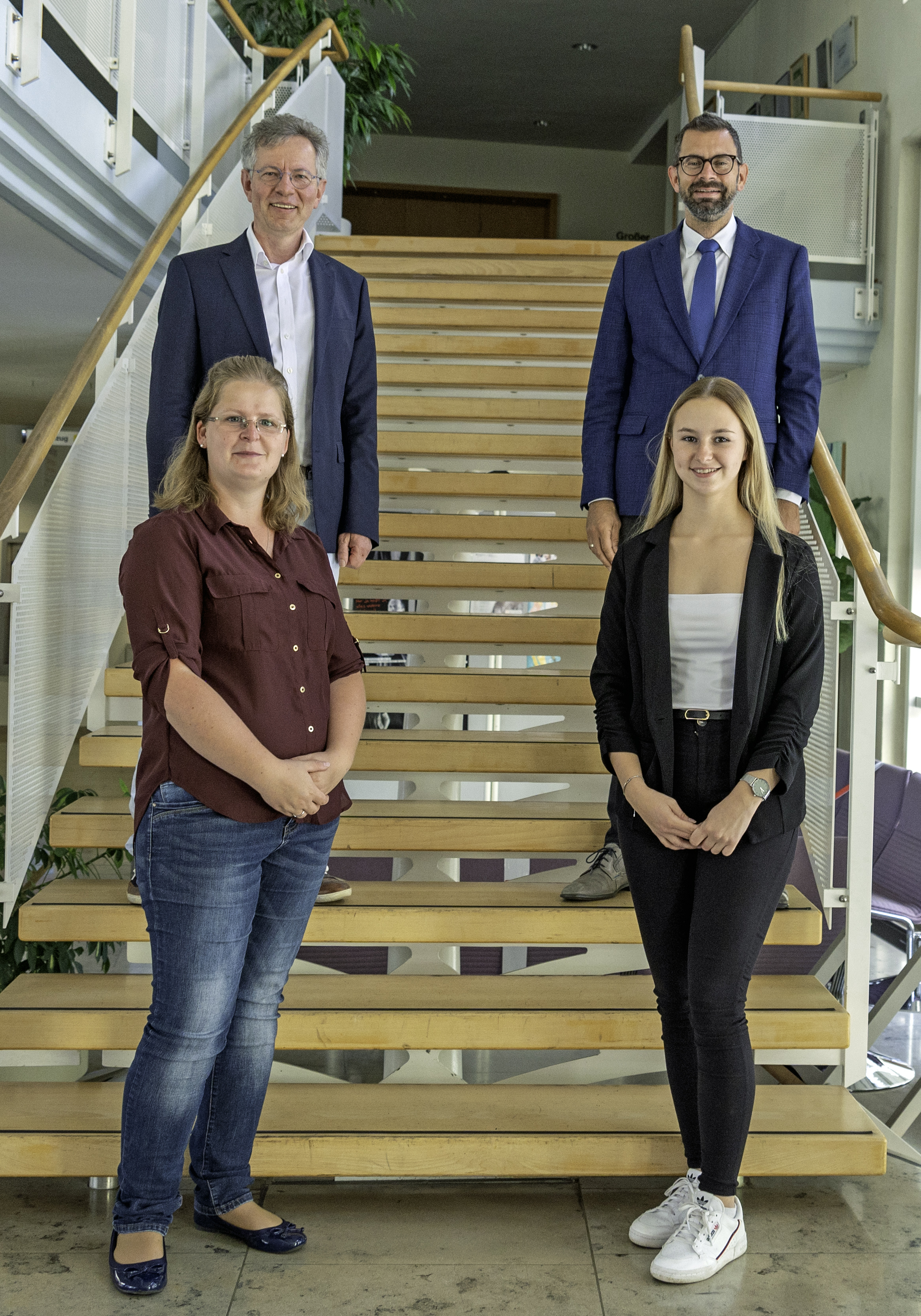 Landrat Jens Marco Scherf (rechts) und Johannes Halbig, Leiter der Staatlichen Berufsschule 2 Aschaffenburg, gratulierten Sabine Kobus (vorne links) und Svenja Schneider zu ihren hervorragenden Ausbildungsergebnissen.