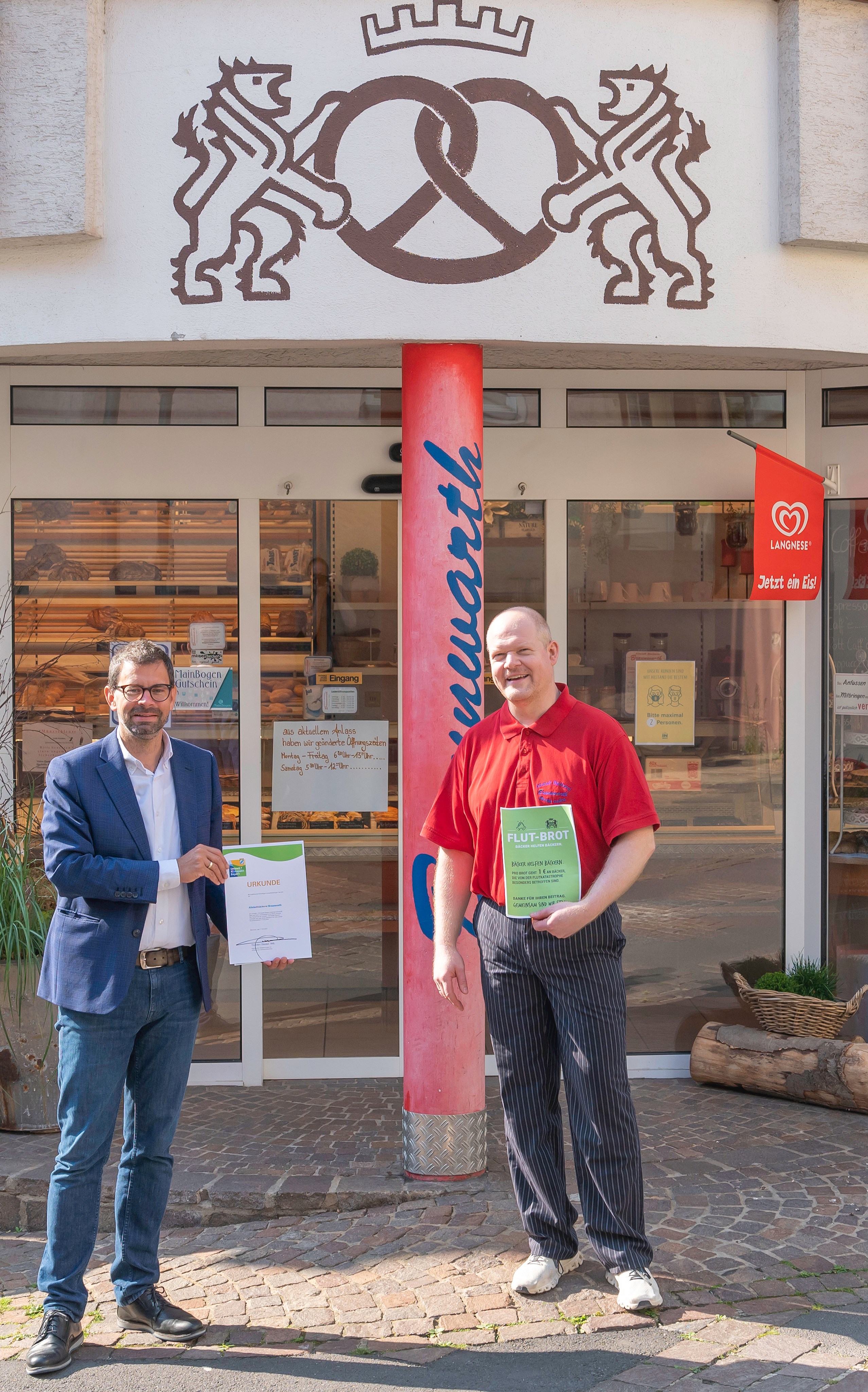 Landrat Jens Marco Scherf (links) überreicht die Teilnahmeurkunde am Umweltpakt Bayern an den Inhaber der Altstadt-Bäckerei Obernburg, Nick Braunwarth.