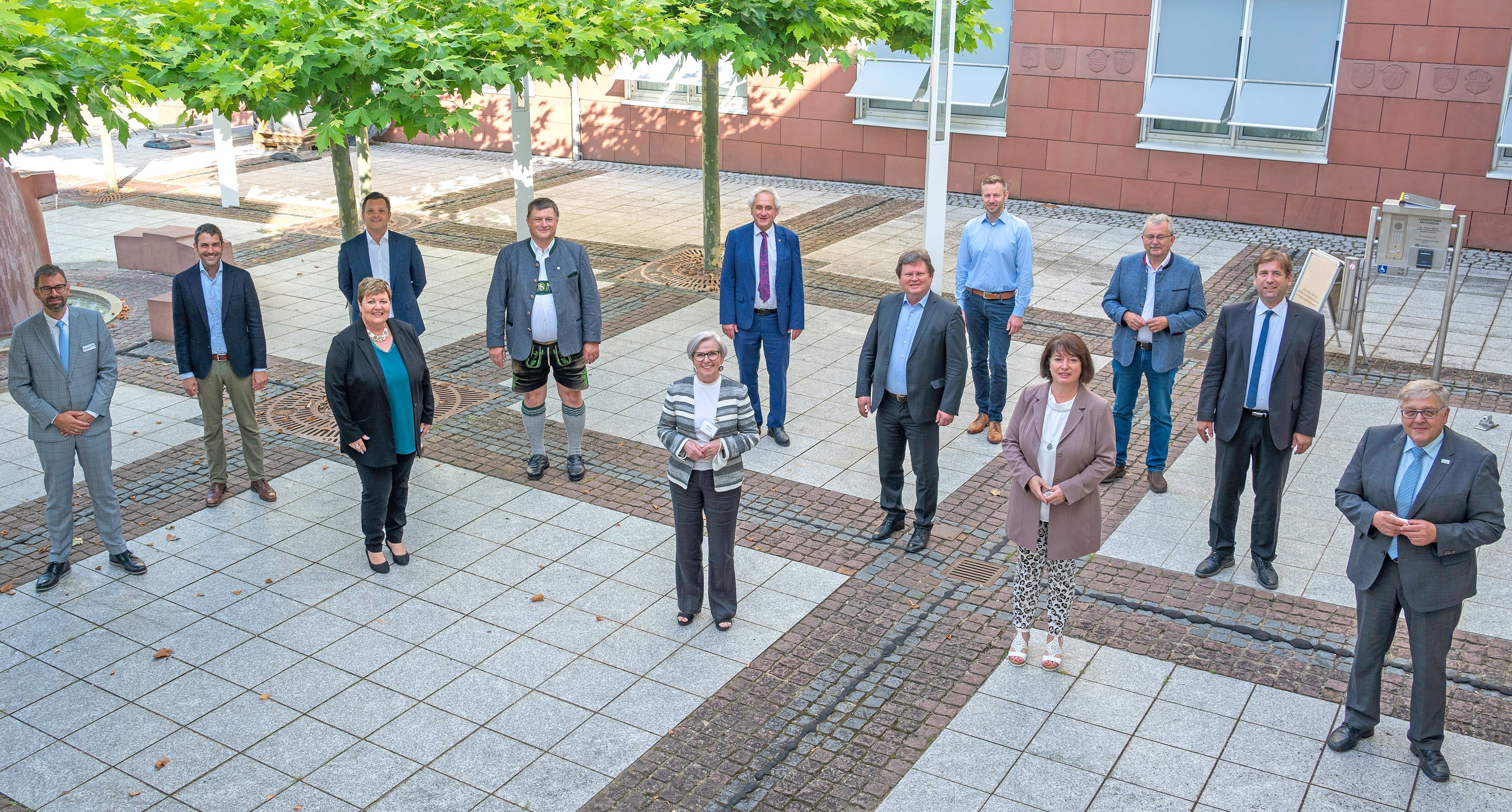 Die Mitglieder des Ausschusses für Landesentwicklung und Umwelt beim Bayerischen Landkreistag stellten sich vor dem Miltenberger Landratsamt mit ihrem Vorsitzenden Landrat Jens Marco Scherf (links) zum Gruppenbild.