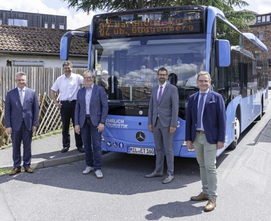 Sie alle freuen sich, dass die Linie 82 die Stadt Miltenberg und die Gemeinde Hardheim und somit die Bundesländer Bayern und Baden-Württemberg verbindet (von links): Landrat Dr. Achim Brötel, Hardheims Bürgermeister Volker Rohm, Eichenbühls Bürgermeister Günther Winkler, Miltenbergs Landrat Jens Marco Scherf und Miltenbergs Bürgermeister Bernd Kahlert.