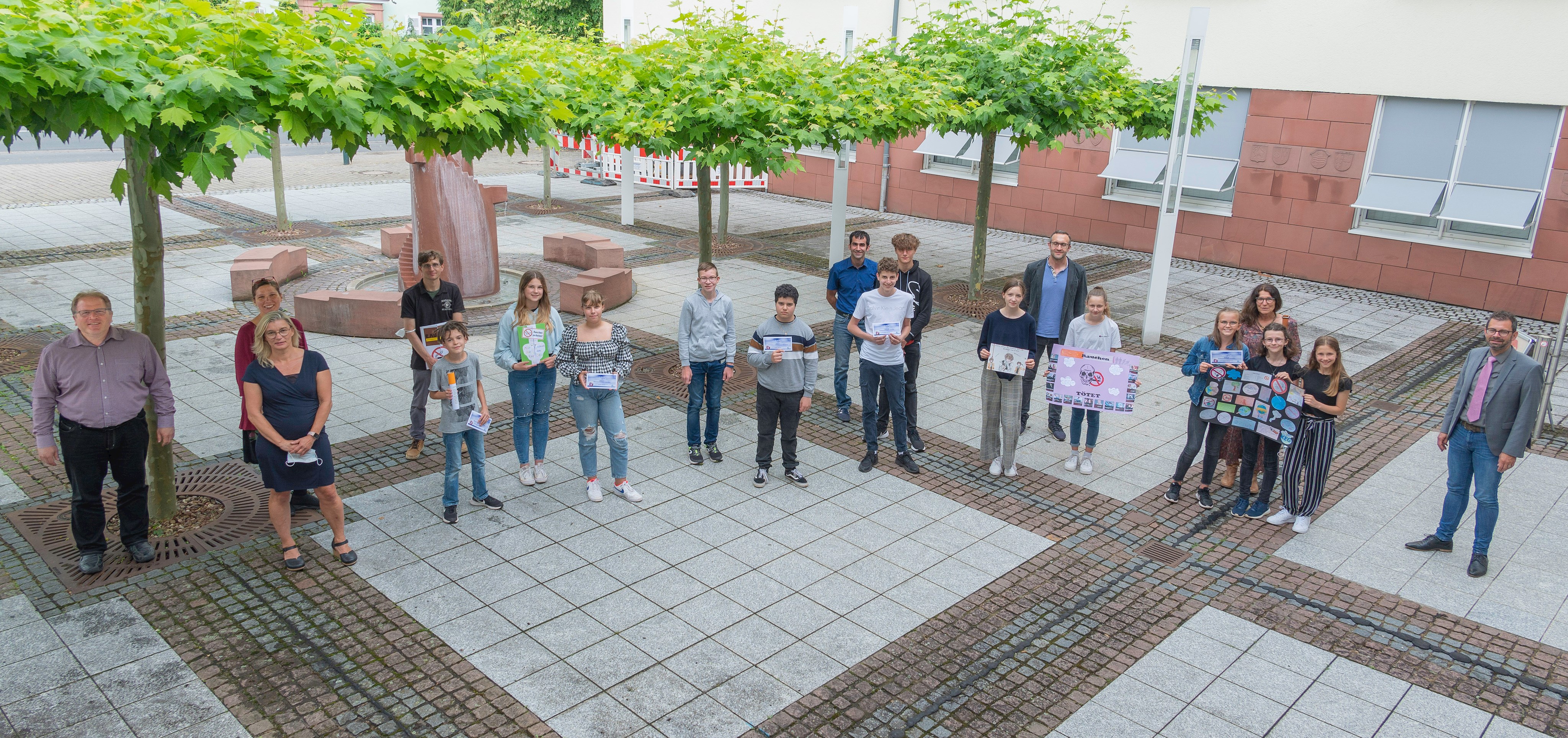 Die Vertreter*innen der siegreichen Klassen des Nichtraucherwettbewerbs „Be Smart – Don’t Start“ stellten sich mit Landrat Jens Marco Scherf (rechts) sowie Gernot Winter (Präventionsausschuss, links) und Birgit Gardner (Suchtpräventionsstelle, zweite von links) dem Fotografen.