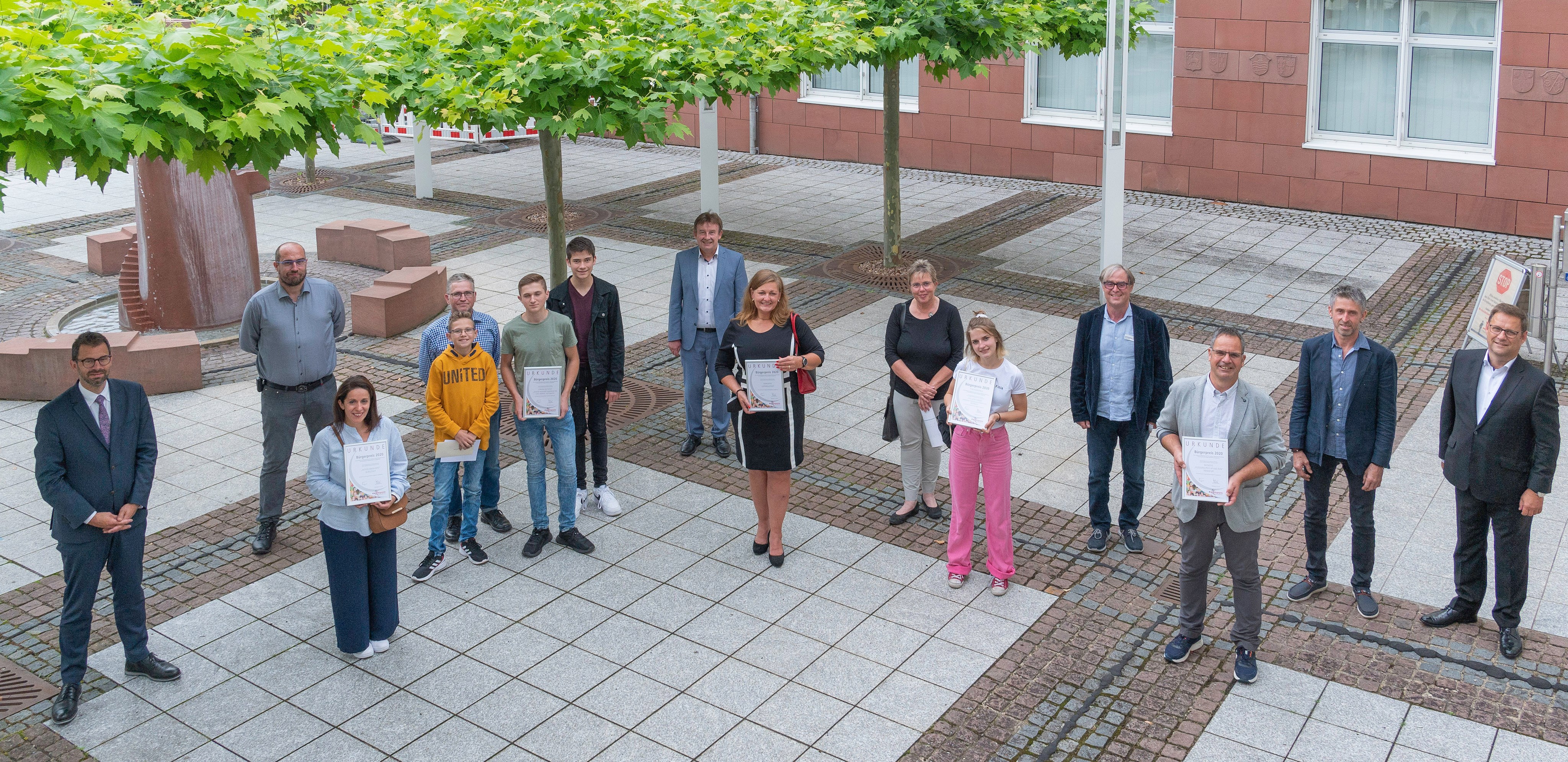 Die Preisträger*innen des Bürgerpreises 2020 stellten sich mit Landrat Jens Marco Scherf (links), dem Sparkassen-Vorstandsvorsitzenden Thomas Feußner (rechts) und dem Ehrenamtsbeauftragten Helmut Platz von der Fachstelle für bürgerschaftliches Engagement im Landratsamt (vierter von rechts) dem Fotografen