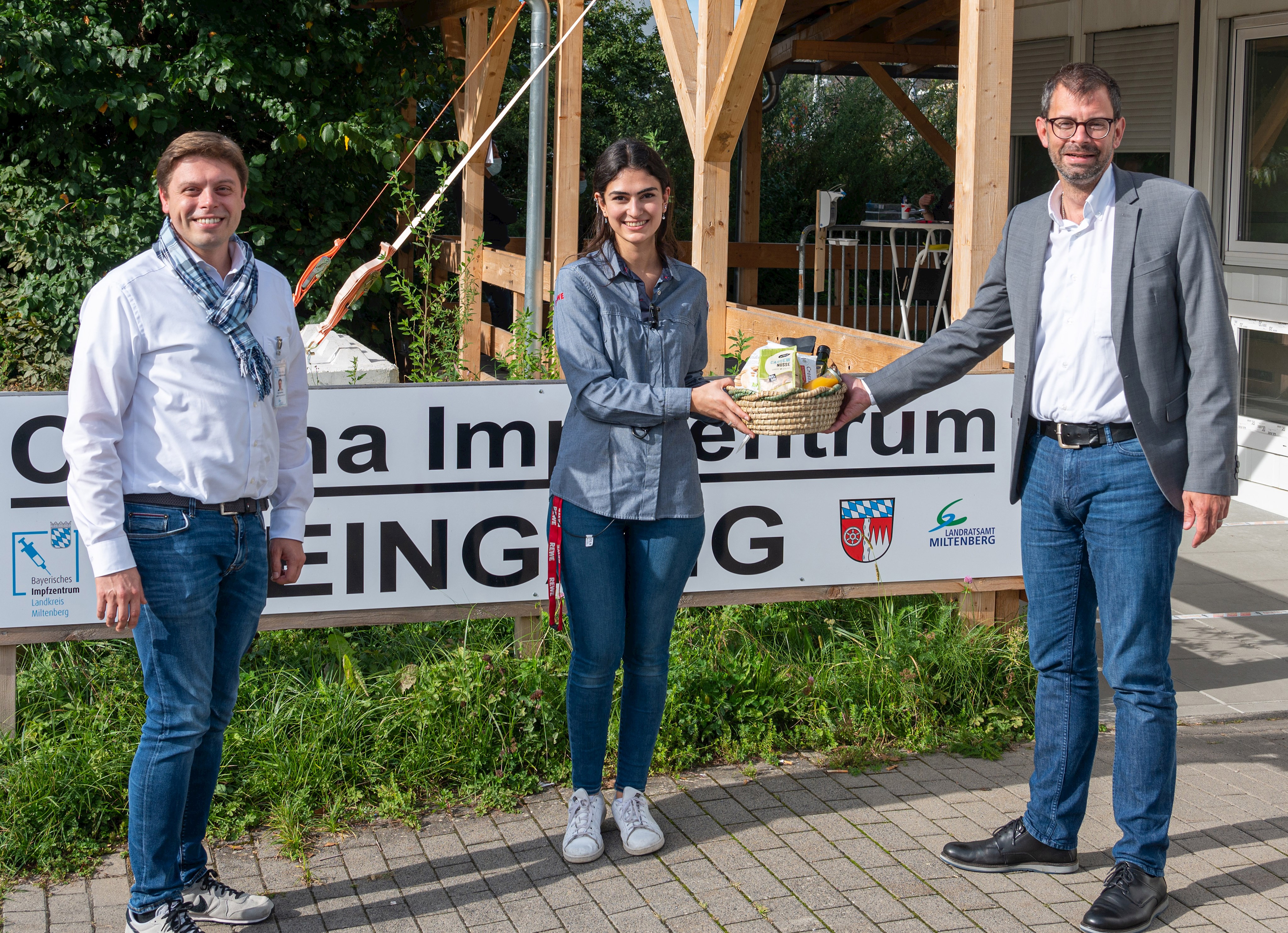 Die 100.000. Impfung im Impfzentrum Miltenberg erhielt Simge Sahin (Mitte). Dazu gratulierten der Verwaltungsleiter des Impfzentrums, Björn Bartels (links), und Landrat Jens Marco Scherf mit einem Präsentkorb.