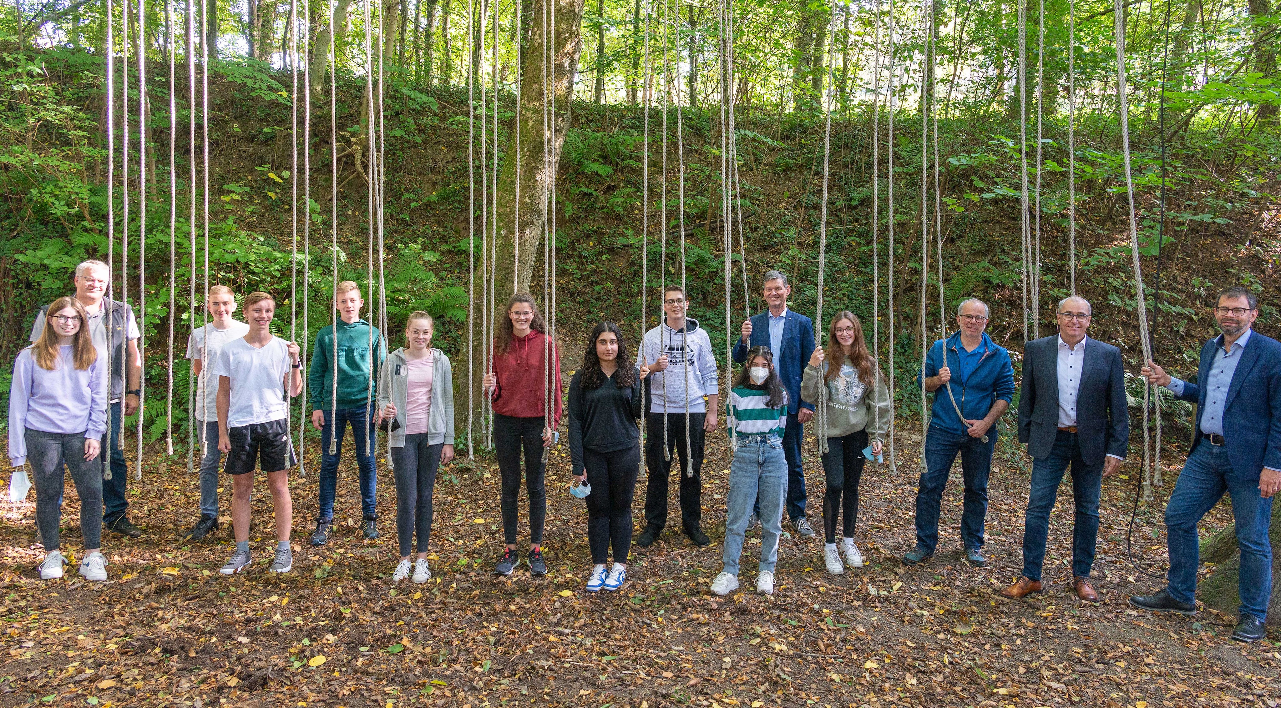 Zum Teamevent am ersten Tag des Programms „Talent und Verantwortung stießen (von rechts) Landrat Jens Marco Scherf, Dirk Elias (Arbeitskreis Schule-Wirtschaft), Markus Seibel (Schullandheim Hobbach) sowie Schulrat Harald Frankenberger (Fünfter von rechts) zum Team, das sich unter Leitung von Thomas Weigel (Zweiter von links) im Schullandheim Hobbach kennenlernte.