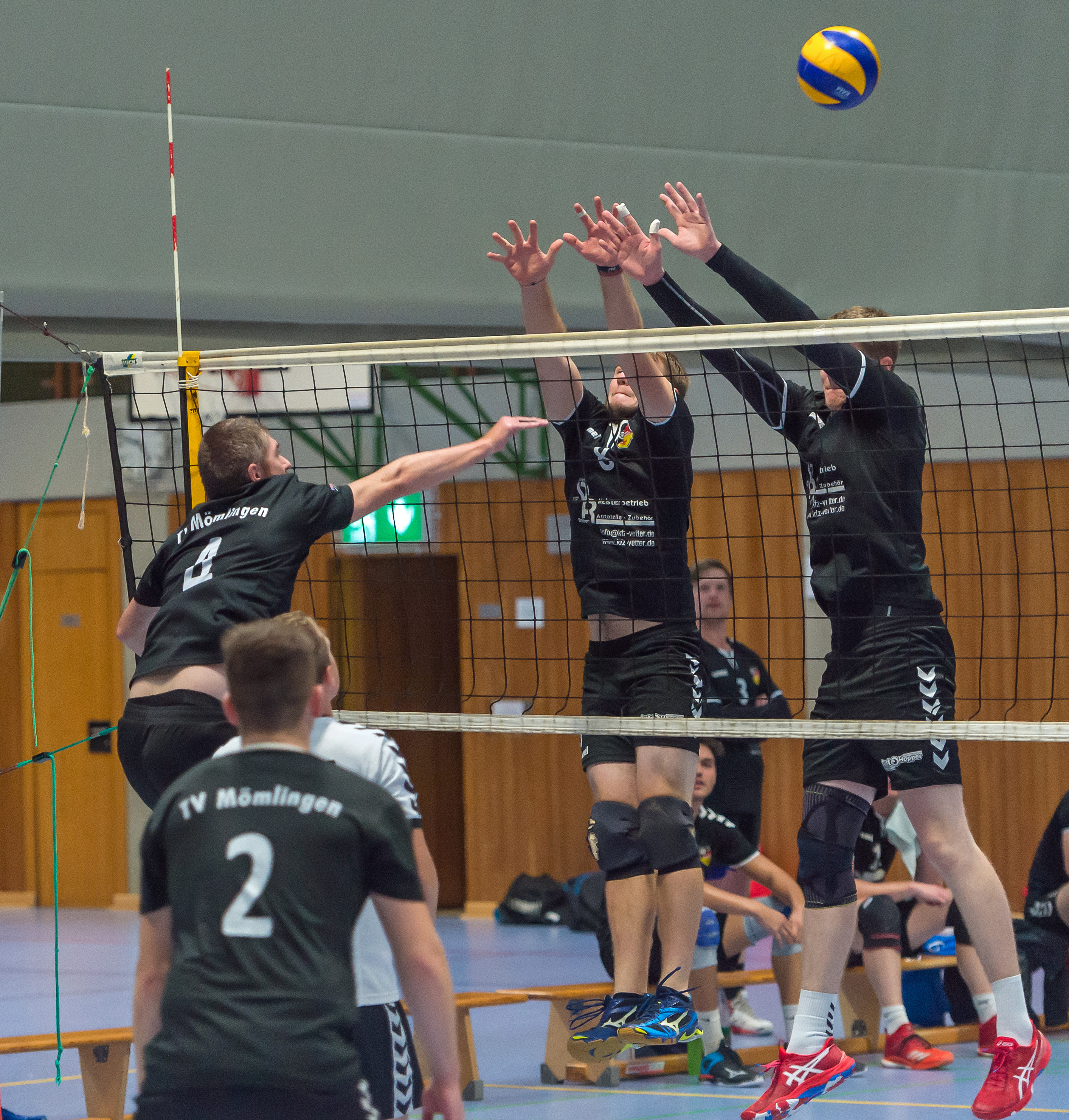 Spannende Ballwechsel beim Volleyball-Herren-Finale sorgten immer wieder für Applaus des Publikums.