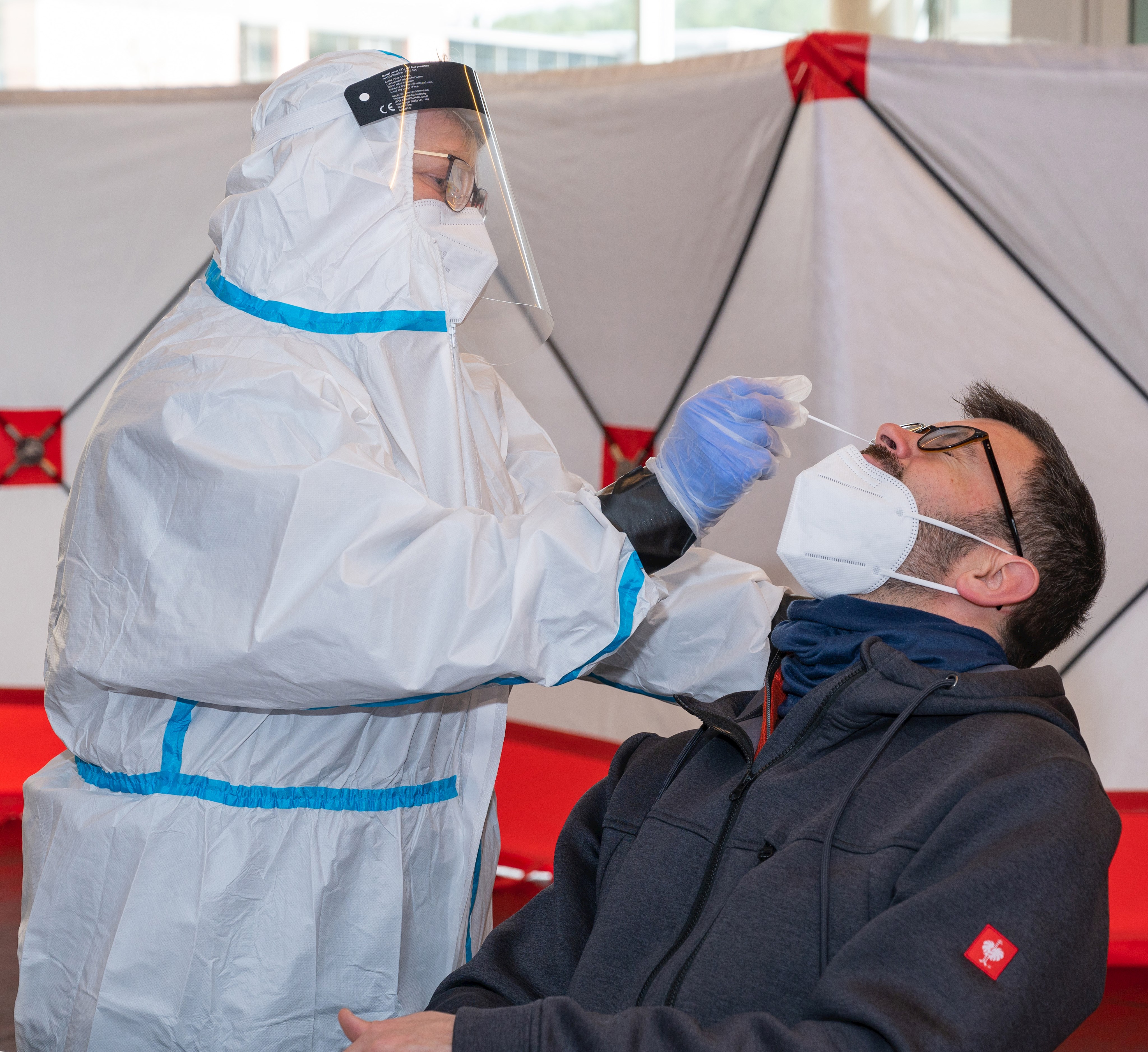 Auf Wattestäbchen entnimmt das Testpersonal Proben aus der Nasenhöhle von Landrat Jens Marco Scherf.