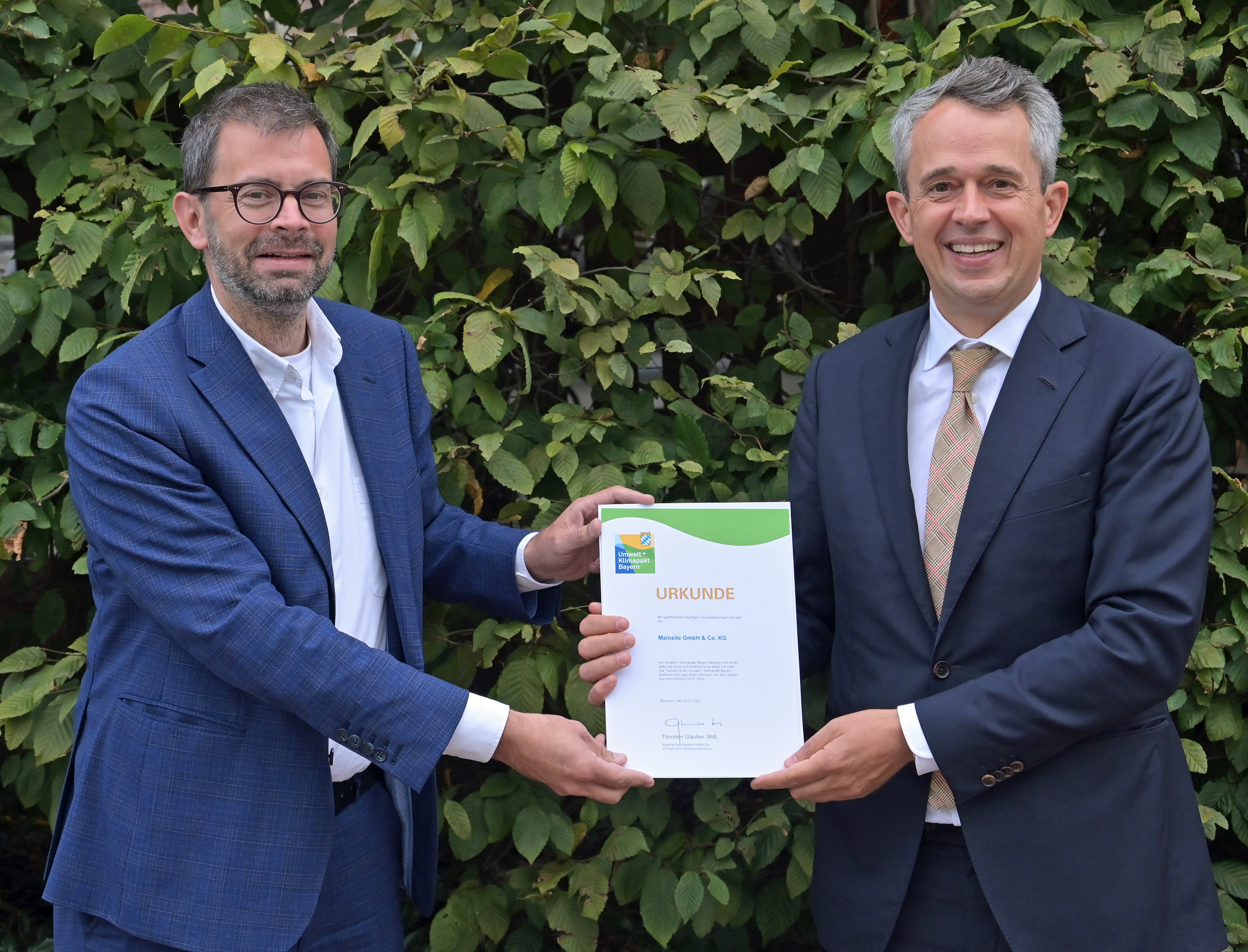 Landrat Jens Marco Scherf (links) überreichte die Teilnahmeurkunde am Umwelt- und
Klimapakt Bayern an den Geschäftsführer der Mainsite, Dr. Johannes Huber.