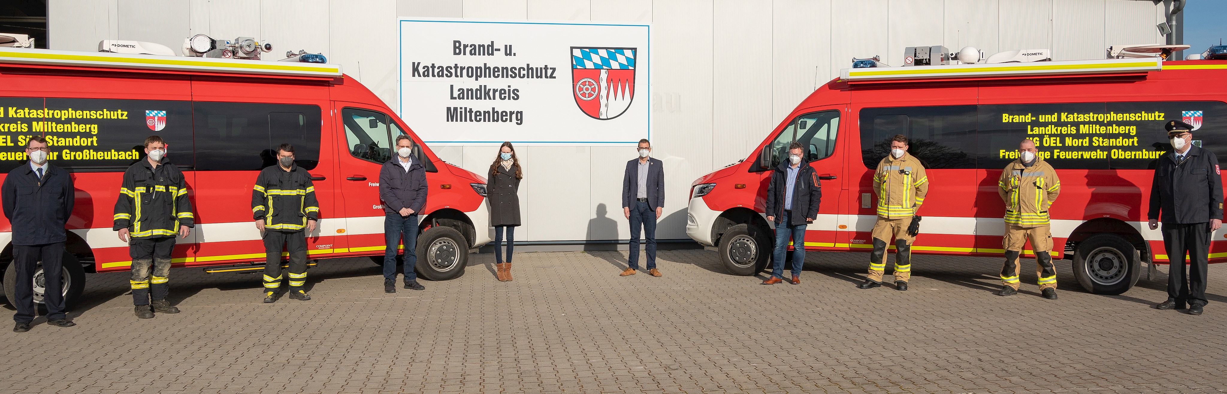 Freude über die Anschaffung von zwei neuen Einsatzleitwagen für die in Großheubach und Obernburg stationierten UG-ÖEL mit (von links) Kreisbrandmeister Christopher Braun, Markus Wippich und Sebastian Weimer (beide Feuerwehr Großheubach), Gerald Rosel (ehemaliger Leiter Abteilung Sicherheit und Ordnung), der künftigen Abteilungsleiterin Pia Plappert, Landrat Jens Marco Scherf, dem kommissarischen Leiter der Abteilung Sicherheit und Ordnung Stefan Pache, Steffen Schmitt und Heiko Amrhein (beide Feuerwehr Obernburg) sowie Kreisbrandrat Meinrad Lebold.