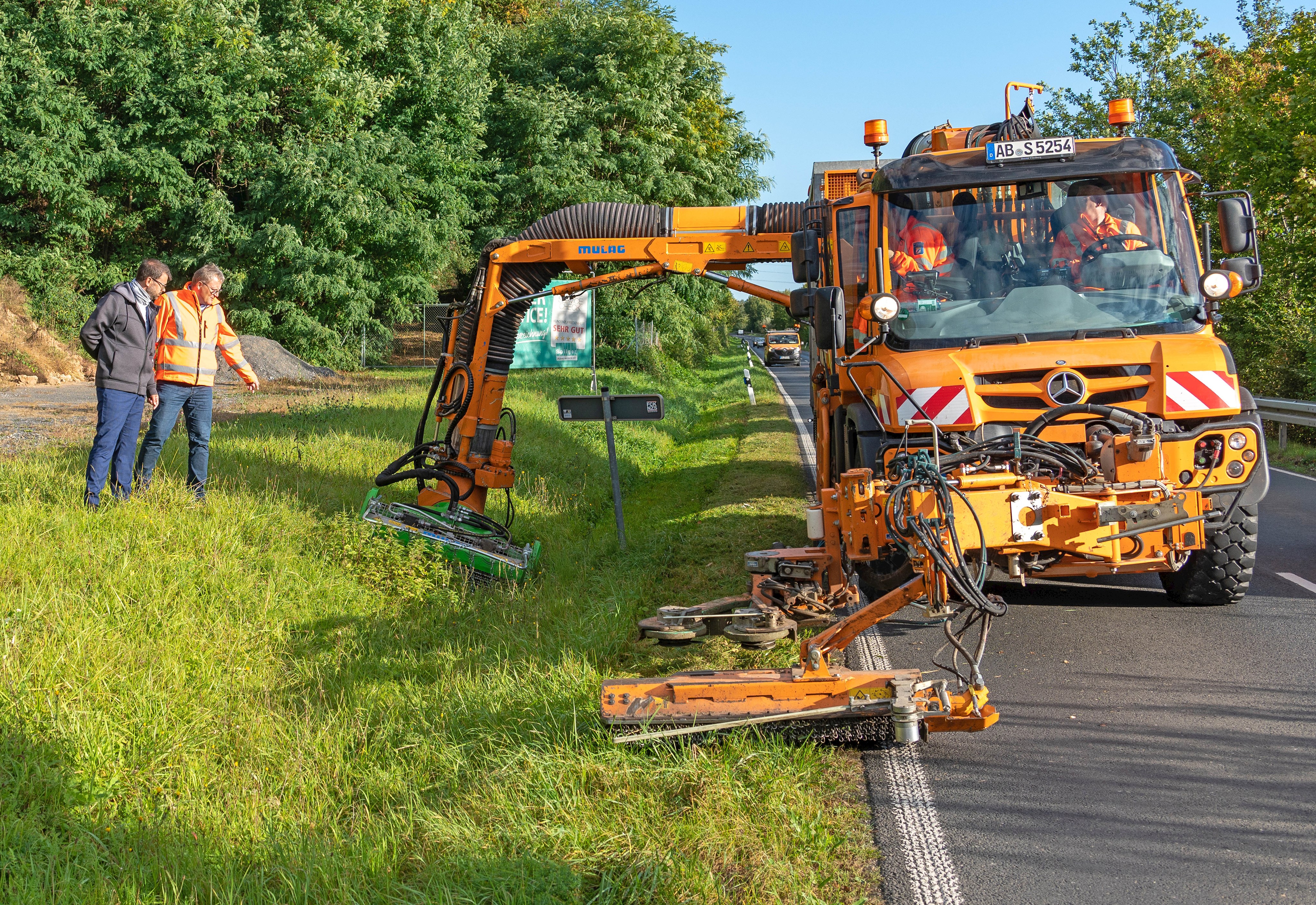 Straßenbegleitgrün wird schonend gemäht