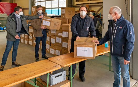 Zu den ersten Lehrkräften, die ihr Paket mit chirurgischen Masken für das Schulpersonal abholten, gehörte der Rektor der Wörther Grund- und Mittelschule, Thomas Krenz (rechts). Schulrat Harald Frankenberger (links) und Wolfgang Schmitt (Kreisbrandinspektion) lieferten die Masken aus.