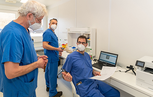 Landrat Jens Marco Scherf (rechts) half am Samstag in einem Impfteam gemeinsam mit dem Arzt Dr. Max Josef Bretz (links) und einem medizinischen Helfer bei den Impfungen im Miltenberger Impfzentrum mit.