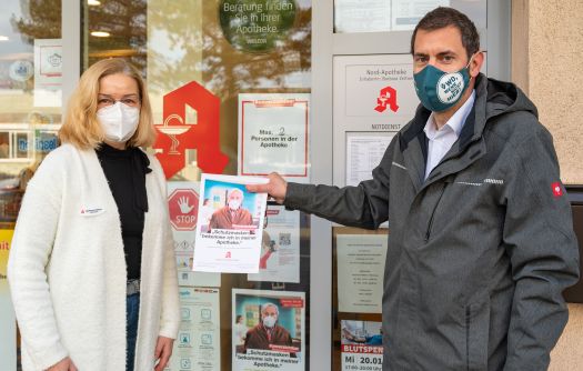 Ausreichende Mengen von zertifizierten und hochwertigen FFP2-Masken zu fairen Preisen versprechen die Apotheken im Landkreis Miltenberg – hier Apothekerin Barbara Zeitner mit Landrat Jens Marco Scherf.