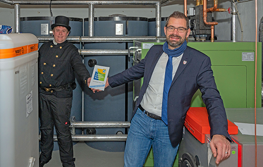 Für erfolgreichen Bemühungen um betrieblichen Umweltschutz hat Landrat Jens Marco Scherf (rechts) dem Amorbacher bevollmächtigten Bezirksschornsteinfegermeister Christian Berberich im Namen des Freistaats Bayern die Teilnehmerurkunde am Umweltpakt Bayern überreicht.