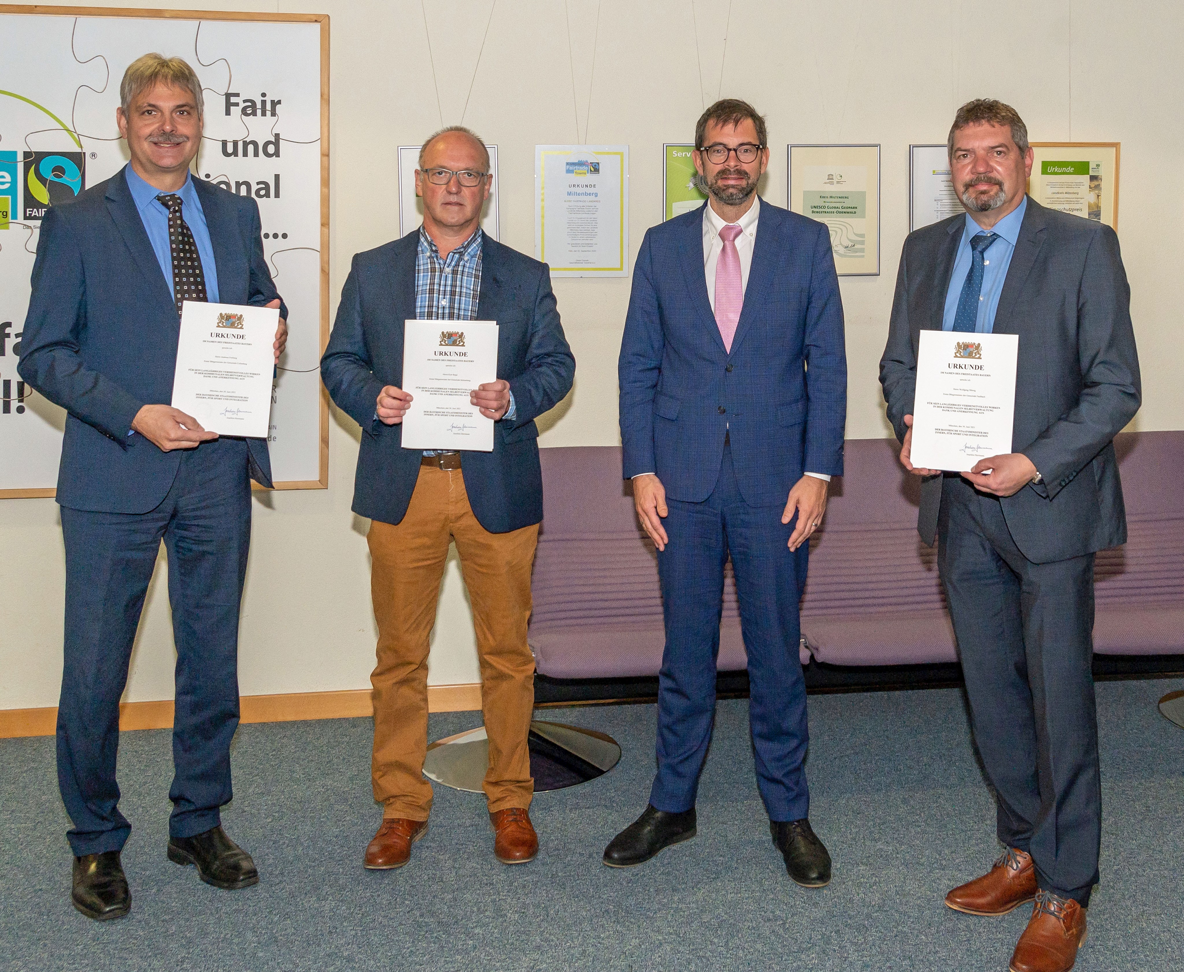 Landrat Jens Marco Scherf (zweiter von rechts) übergab kommunale Dankurkunden an (von links) Andreas Freiburg und Kurt Repp sowie an Wolfgang Hörnig (rechts).