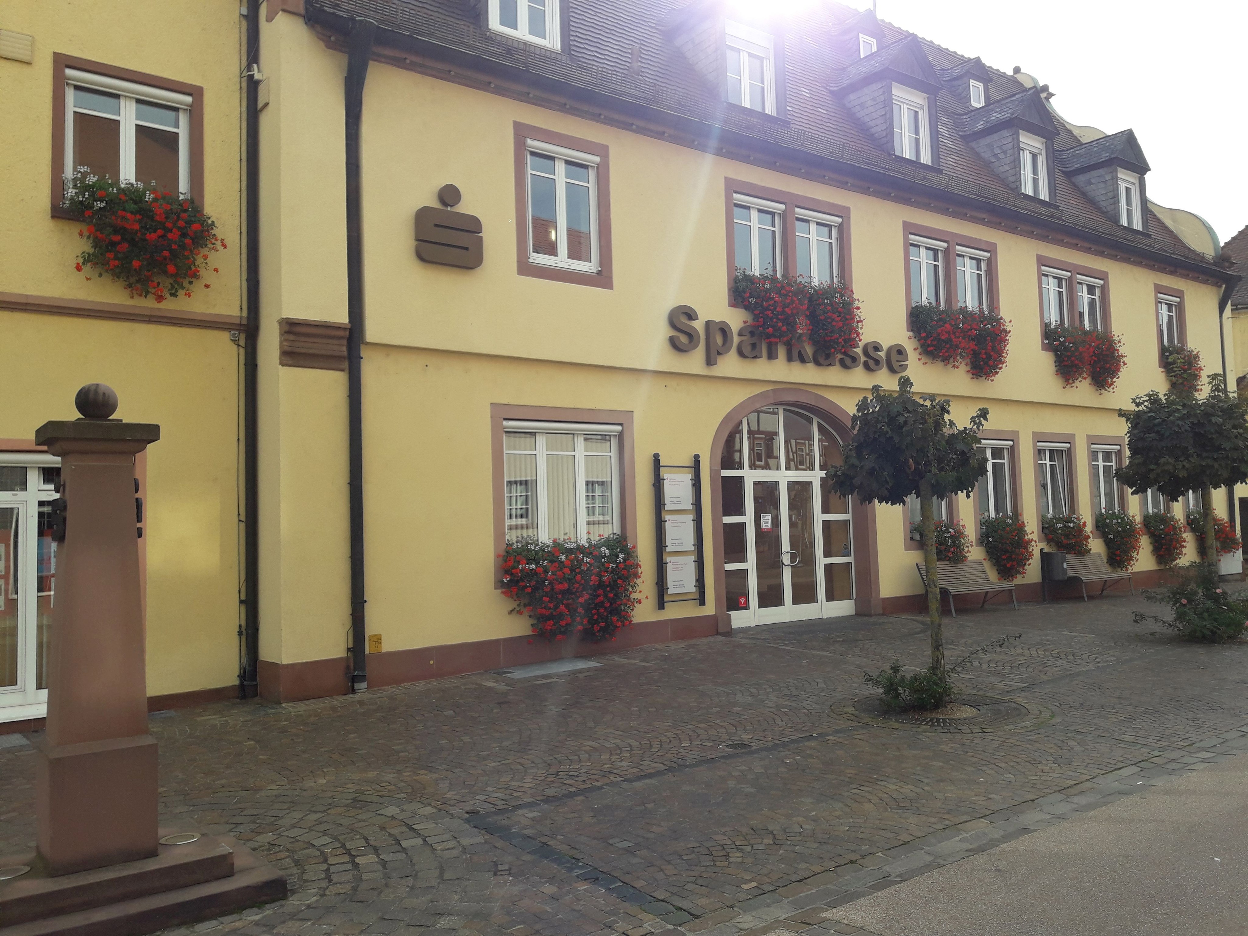 Abteilungen des Landratsamts nun in die ehemaligen Räume der Sparkasse in Obernburg