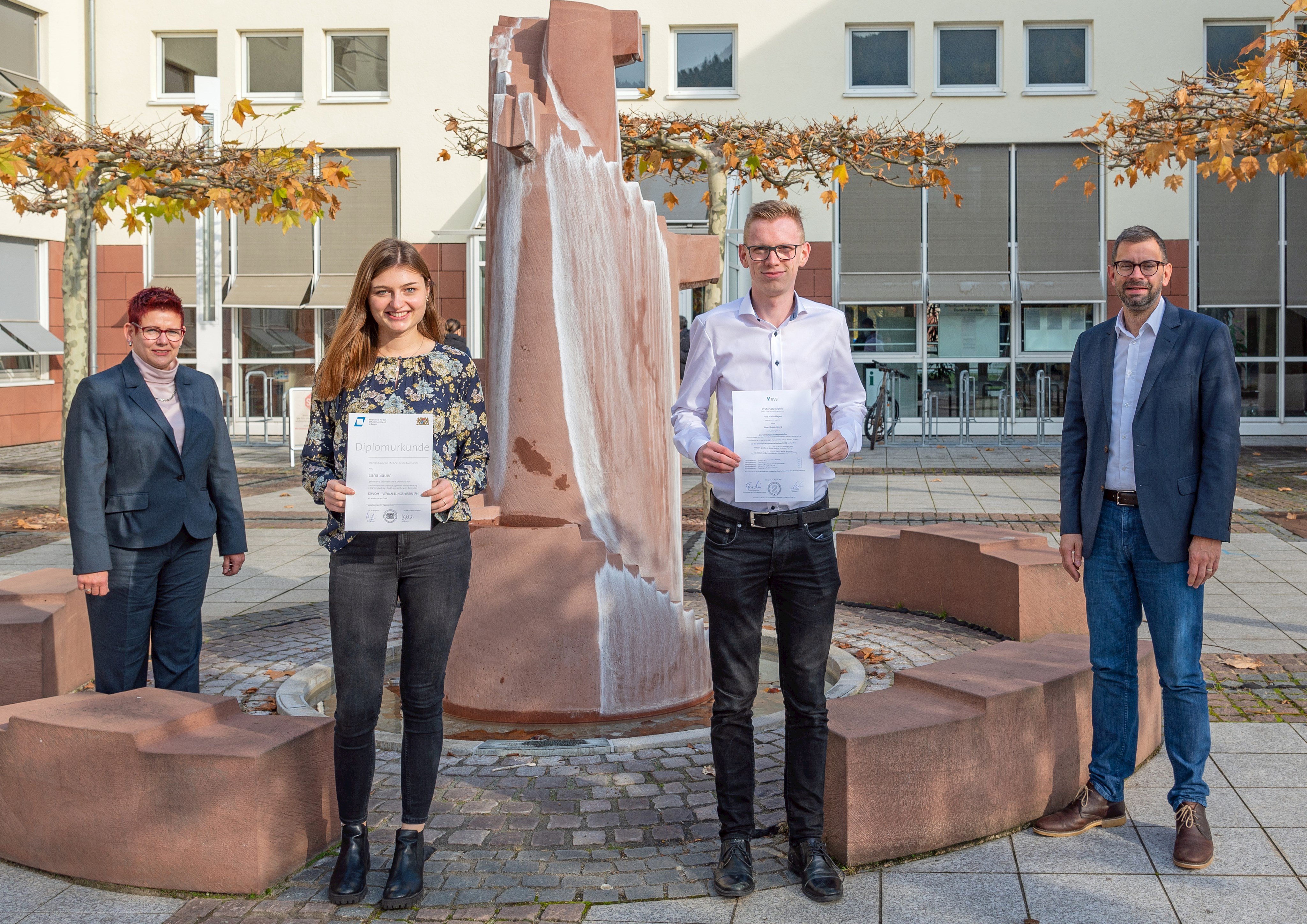 Ausbildungsleiterin Martina Wolfstädter (links) und Landrat Jens Marco Scherf (rechts) gratulierten Lana Sauer und Niklas Hagen.