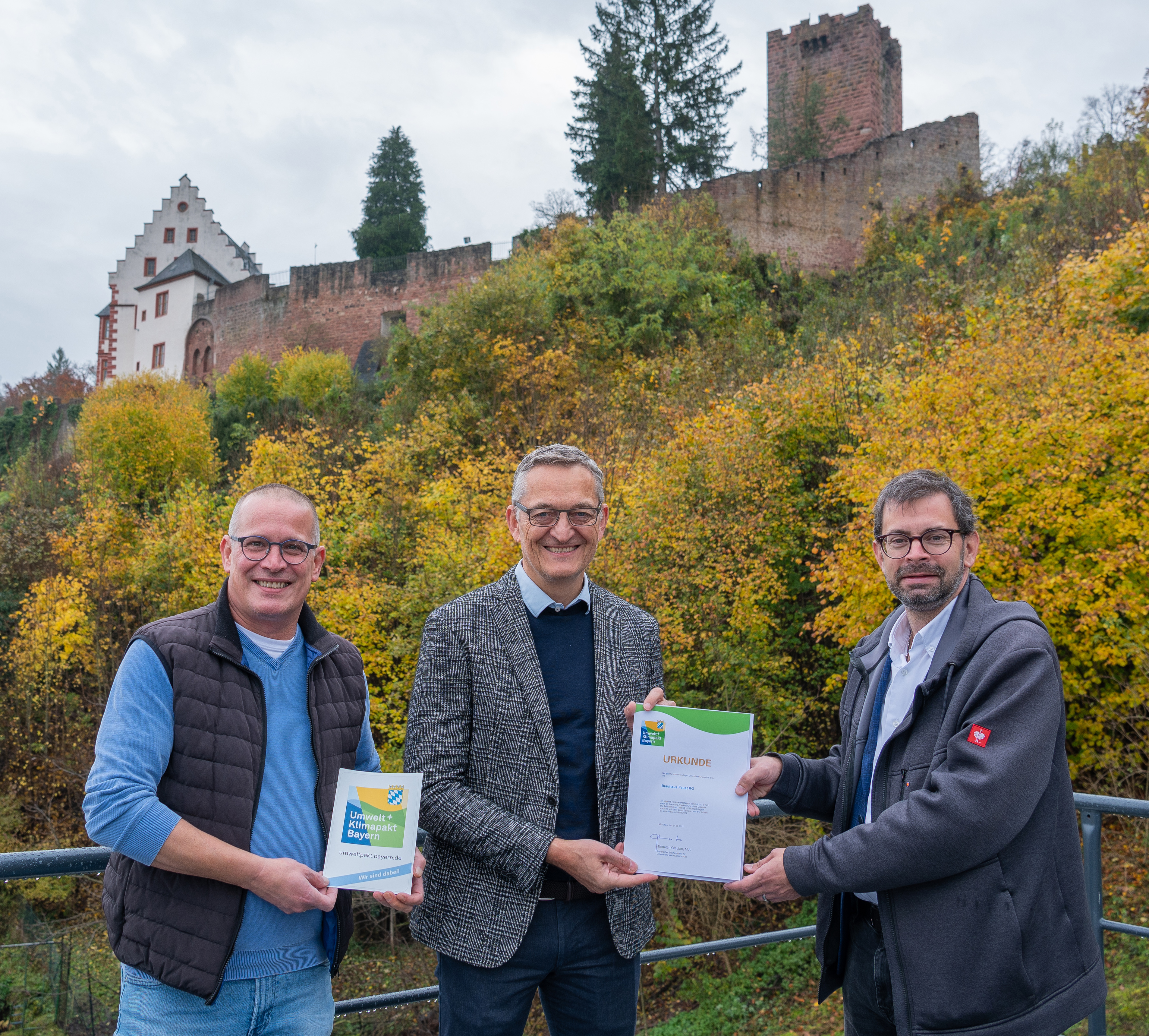 Landrat Jens Marco Scherf (rechts) überreichte die Teilnehmer-Urkunde am Umweltpakt Bayern an Geschäftsführer Johannes Faust (mitte) und Braumeister Stefan Falk vom Brauhaus Faust.