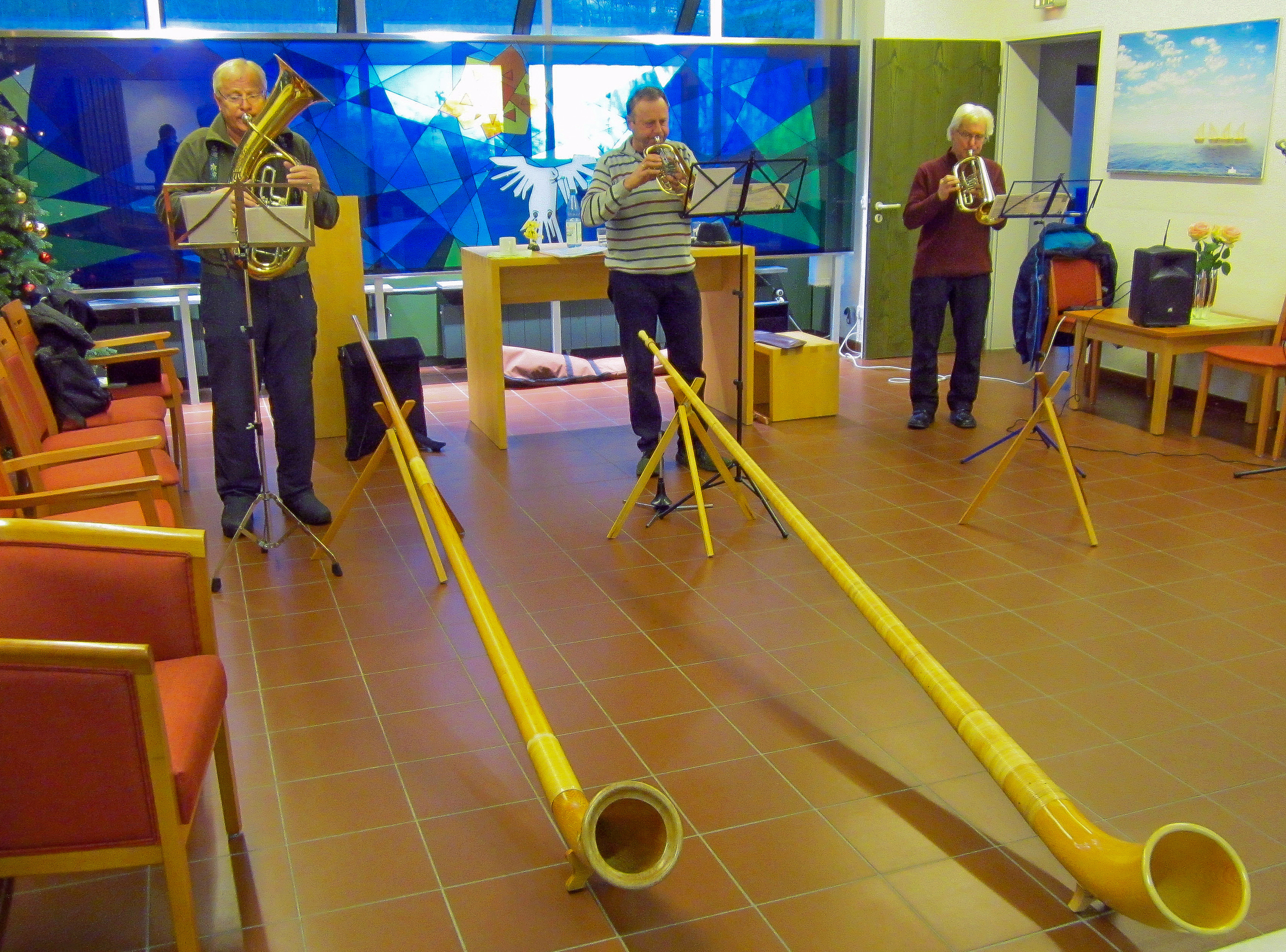 Weihnachtliche Weisen boten mehrere Musiker den Bewohnerinnen und Bewohnern des Seniorenheims in Erlenbach