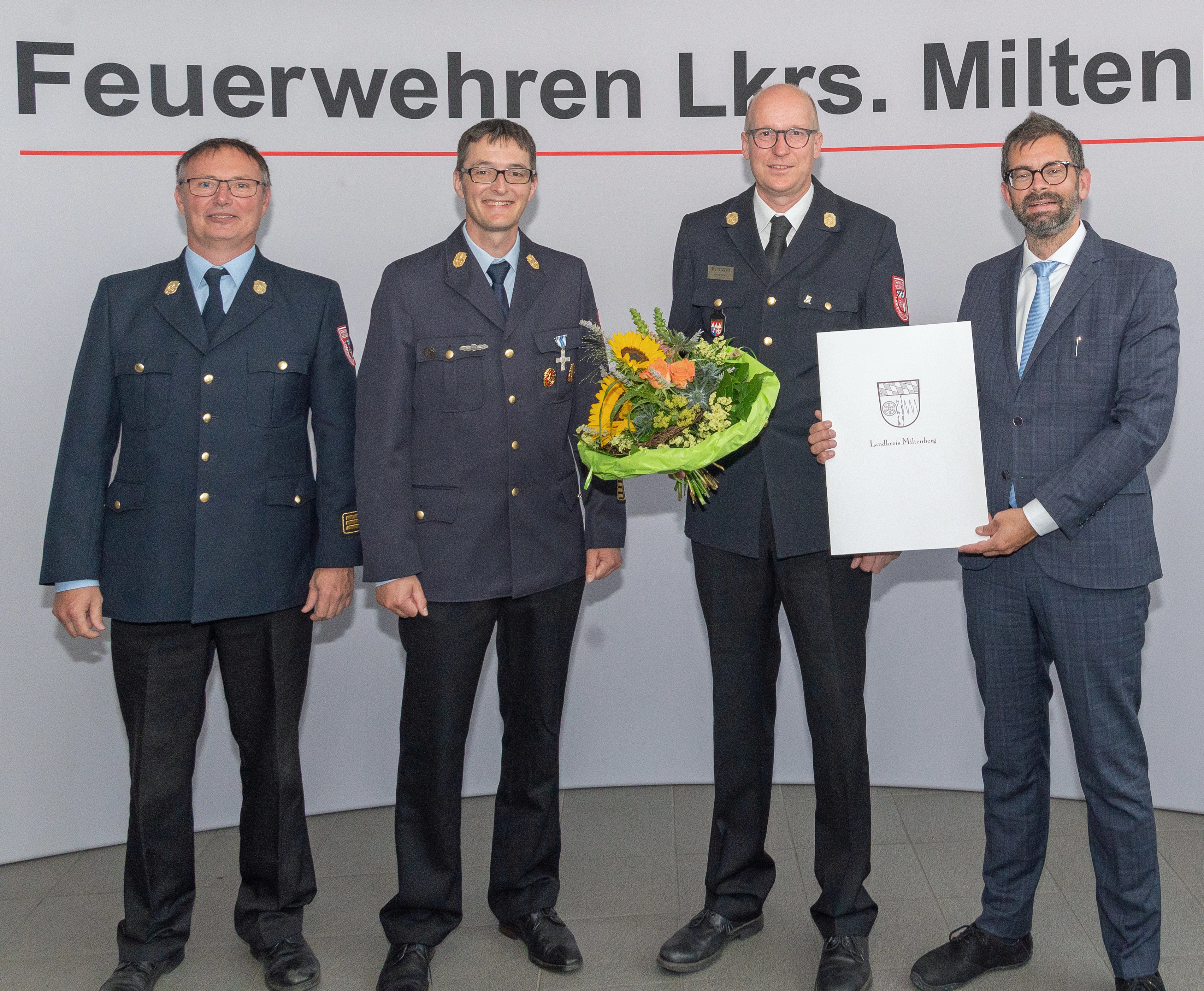 Hauke Muders: Für über 25-jährige Tätigkeit in der Kreisbrandinspektion zeichnete Landrat Jens Marco Scherf (rechts) Hauke Muders (zweiter von rechts) aus. Dazu gratulierten auch Kreisbrandinspektor Albert Klug und Kreisbrandrat Martin Spilger (von links).