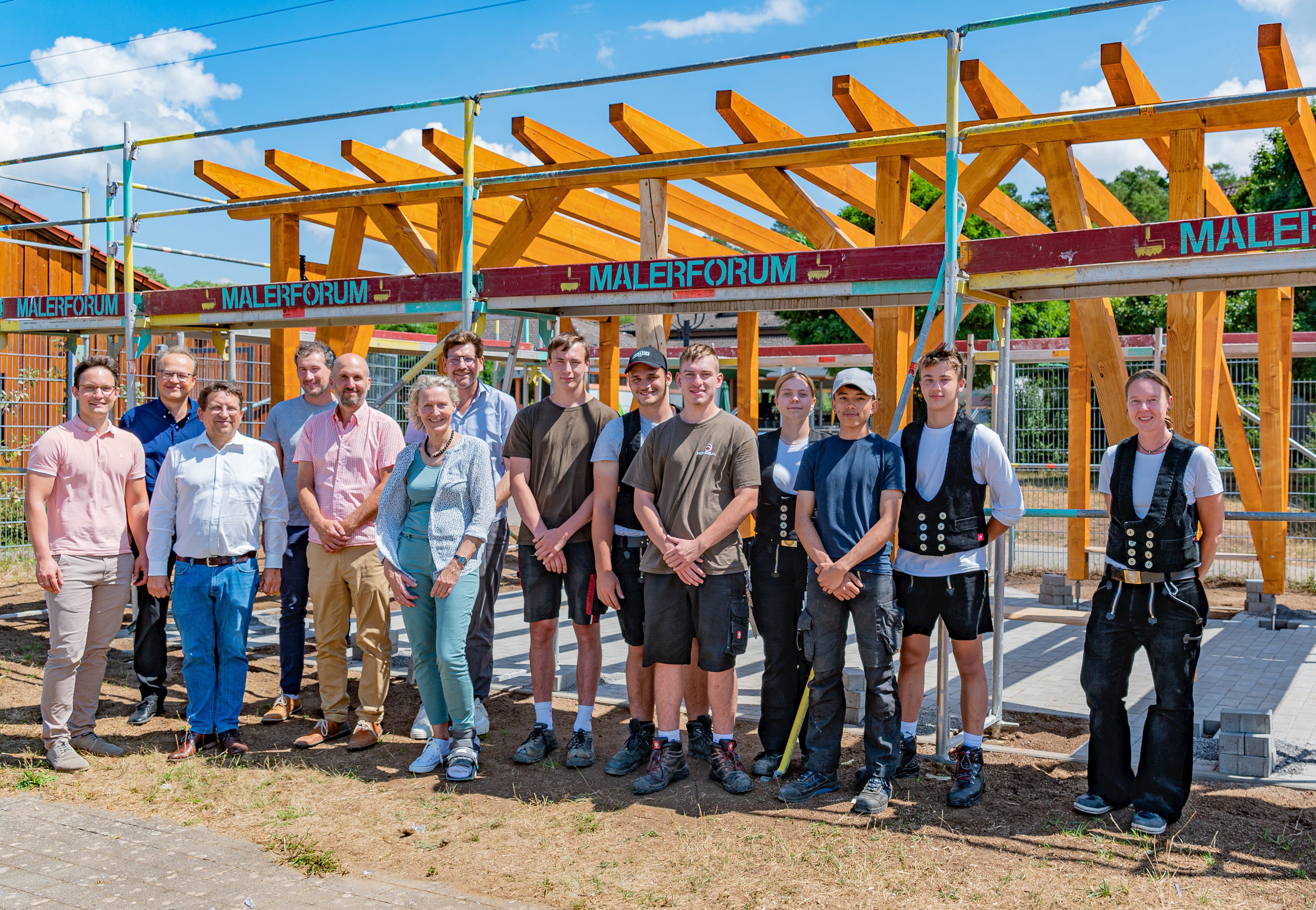 Eine Unterstellhalle für die Janusz-Korczak-Schule haben die Zimmerer-Auszubildenden der Berufsschule am Ende ihres ersten Lehrjahres gebaut. Das Bild zeigt sie mit ihrer Lehrerin Corinna Schnabel (rechts) und (von links) Gabriel Abt (Fachberater für Gartenkultur und Landespflege), Thomas Morhard (Berufsschule), Kreisbaumeister Andreas Wosnik, Michael Deckelmann (Oberstufenkoordinator Korczak-Schule), Sven Schmedding (Fachbetreuer für Bautechnik an der Berufsschule), Schulleiterin Birgitta Burghardt (Korczak-Schule) und Dominik Voß (Konrektor der Korczak-Schule).