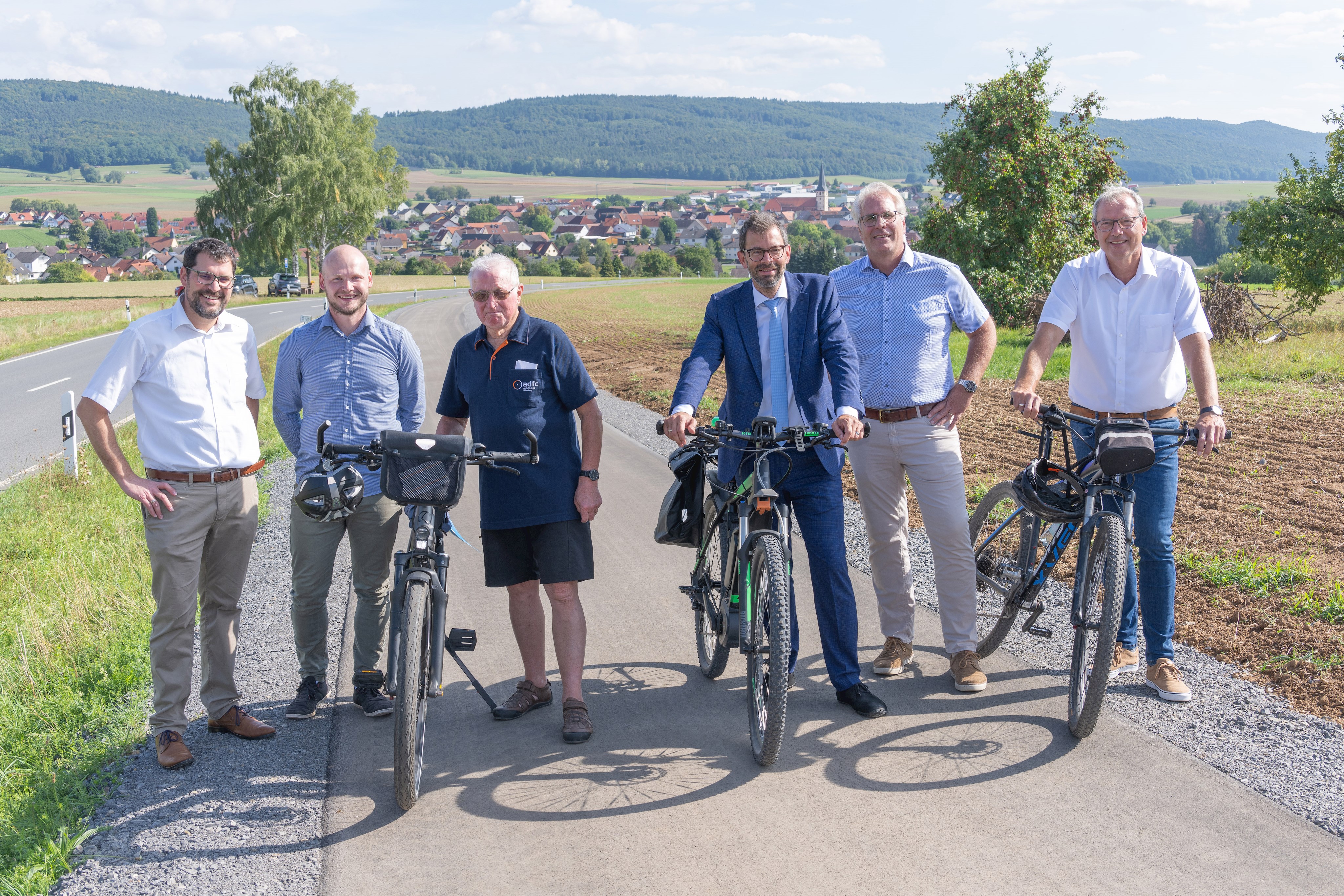 Sie freuen sich über den neuen, 530 Meter langen Radweg zwischen Röllbach und dem Mönchberger Ortsteil Schmachtenberg (von links): Röllbachs Bürgermeister Michael Schwing, Benedikt Ludwig (ISB), Konrad Bendiek (Allgemeiner Deutscher Fahrradclub, ADFC), Landrat Jens Marco Scherf, Mark Steenken (ISB) und Mönchbergs Bürgermeister Thomas Zöller.